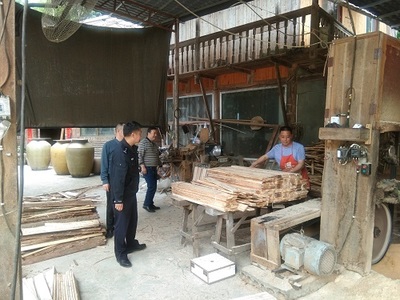 筑牢安全防线，守护青山绿水——县林业局联合县公安局森林警察大队开展节前木材加工厂安全生产大检查